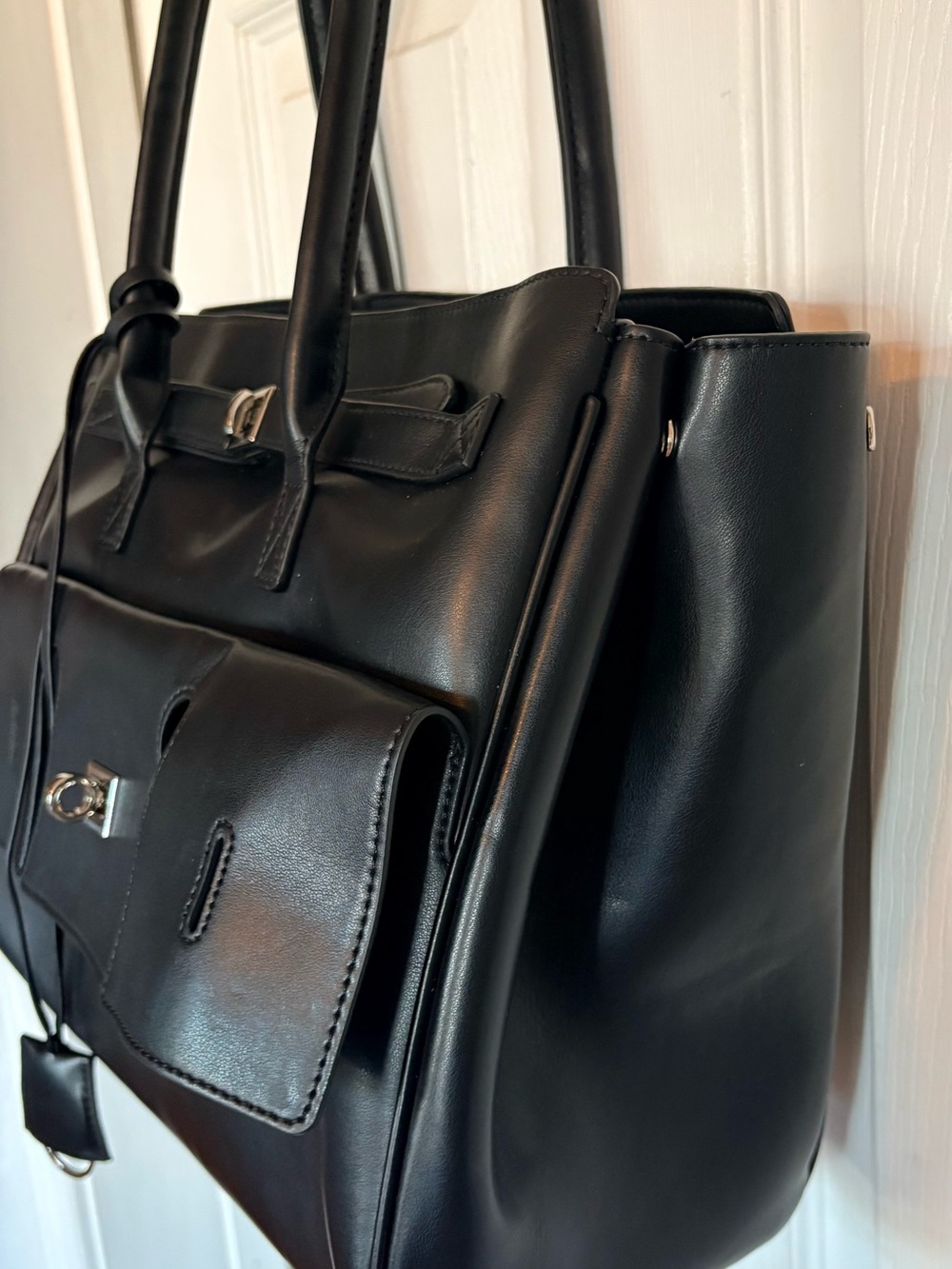 Classic Black Tote Handbag - Sleek Leather Look - Picture 2 of 5